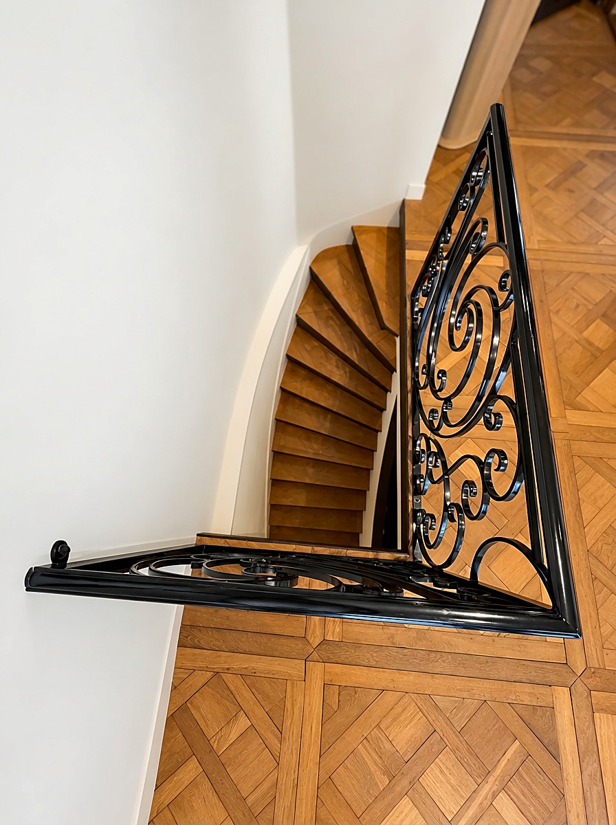 The staircase seen from above, over the parquet de Versailles